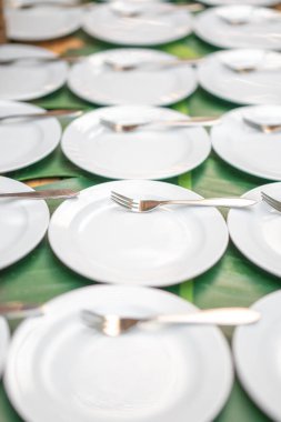 Samll beyaz tabak üzerinde küçük çatal ile ızgara hattı düzenlenir, seminer mola zamanı için hazırlanır.