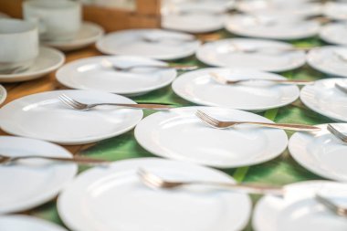 Samll beyaz tabak üzerinde küçük çatal ile ızgara hattı düzenlenir, seminer mola zamanı için hazırlanır.