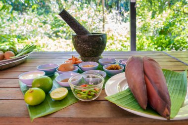 Yerel ve geleneksel Yum Hua Plee karışımı (muz çiçeği salatası) Tayland yemeği pişirmeye hazırdır..