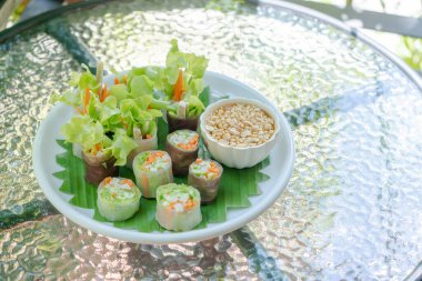 Tayland taze böreği ya da taze sebze pilavı rulonun içindeki sebzedir. Yanında spesifik sosla ye..