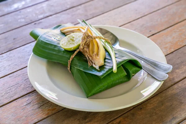 Wraped Thai Mad Sæt Dækning Banan Blad Klar Til Tjene - Stock-foto