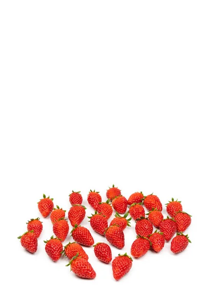 新的豪华草莓被打断在团体区域与工作室光的白色背景 — 图库照片