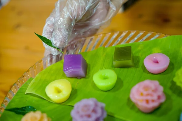 Mano Del Chef Tailandés Está Decorando Variedades Tradicionales Colorido Conjunto —  Fotos de Stock