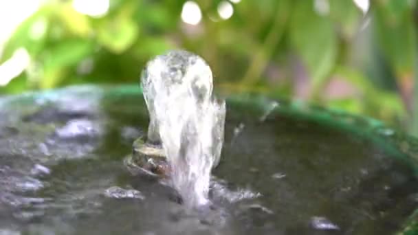 側の小さな噴水に近い緑の陶器の水のJa それは内部の電気水ポンプによって作成されます — ストック動画