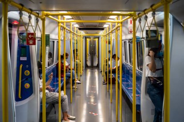 Bangkok, Tayland - 11 Nisan 2020: Coronavirus 'taki Bangkok Havaalanı Demiryolu Hattı (ARL) dönemi. Trendeki koltukların ve katların bantlarını işaretleyerek sosyal uzaklık politikasıyla ilgililer. Bangkok, Tayland