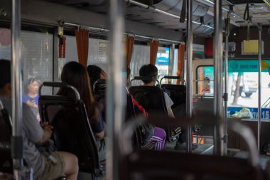 Bangkok, Tayland - 29 Aralık 2019: Tayland 'da Bangkok bölgesinde seyahat etmek üzere Bangkok' ta bulunan klima otobüsünün koltuğunda oturan Tayland vatandaşı.