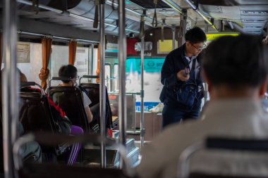 Bangkok, Tayland - 29 Aralık 2019: Tayland 'da Bangkok bölgesinde seyahat etmek üzere Bangkok' ta bulunan klima otobüsünün koltuğunda oturan Tayland vatandaşı.
