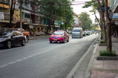 Bangkok, Tayland - 29 Aralık 2019: Pembe taksi Bangkok 'taki BumroongMueng Caddesi' nde, diğerleri de Bangkok Tayland hattında kullanıldı..