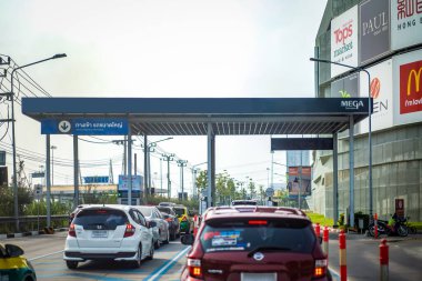 Samut Prakan, Tayland - 11 Ocak 2020: Tayland halkı, Tayland 'da Mega Bangna (Samut Prakan' daki mağaza) otopark kapısından geçen özel araba kullanıyor.
