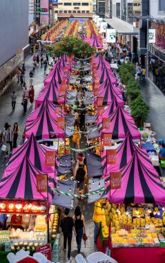 Bangkok, Tayland - 29 Aralık 2019: SiamSquare etkinliği; kare pembe yiyecek ve alışveriş caddesi - yerel halk ve turistler için siyah çadır kiosk sirki teması (mavi yüzler). Bangkok, Tayland.