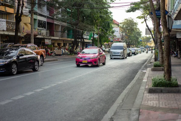Bangkok, Tayland - 29 Aralık 2019: Pembe taksi Bangkok 'taki BumroongMueng Caddesi' nde, diğerleri de Bangkok Tayland hattında kullanıldı..