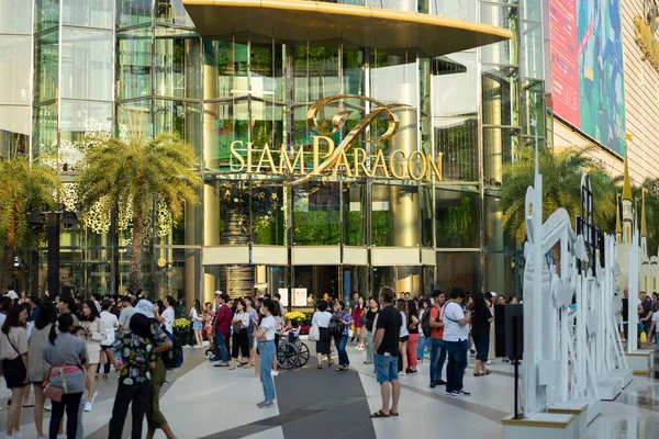 Bangkok, Tayland - 29 Aralık 2019: Bangkok, Tayland 'da Yeni Yıl Dönemi' nde Paragon 'un her yerinde yerli halk, yolcular, turistler ve gezginler yürüyor.