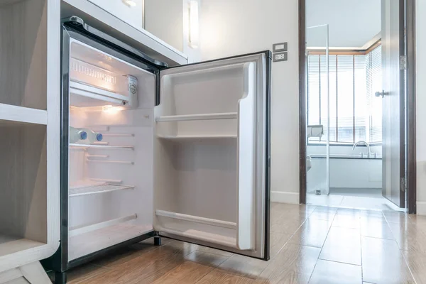 Открыл Небольшой Холодильник Стойкой Перед Туалетом Номере Люкс Курорте Отеле — стоковое фото