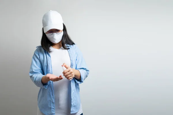 Ασιάτισσα Νεαρή Γυναίκα Ένα Απλό Μπλε Shirt Και Λευκό Καπάκι — Φωτογραφία Αρχείου