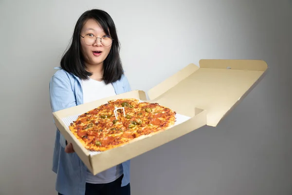 Occhiali Asiatici Giovane Donna Apre Pizza Box Eccita Pizza Grandi — Foto Stock