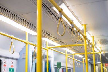Lastiği kapat - plastik kablo tutarak ariport demiryolu bağlantı treninde.