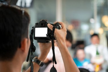 Kameranın arkasındaki kameraman Wedding Event 'te video kaydediyor..