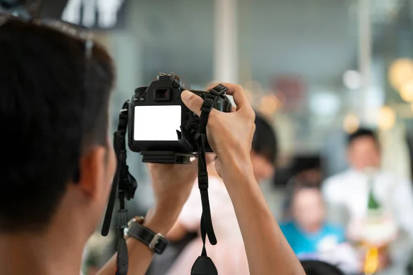 Videográfus Kamera Hátsó Oldalán Tolja Rögzíti Videót Esküvői Eseményen — Stock Fotó