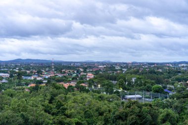 Tayland Pattaya şehri (Chonburi Eyaleti) bulutlu bir çevreye sahip açık gökyüzünde insansız hava aracı manzarası