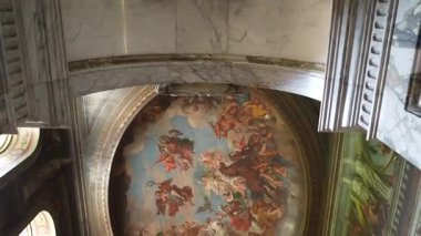 Woodstock, Birleşik Krallık, 12 Temmuz 2023 'te büyük boyalı bir tavan, detaylı altın çerçevelerle çevrili parlak gökyüzünde yüzen mitolojik figürleri gösteriyor..