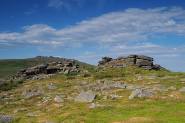 Arka plan beyaz bulutlar mavi bir gökyüzü, Dartmoor içinde ile Batı Mill Tor ile Rowtor üzerinden görüntülemek