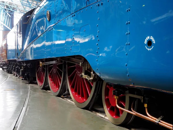 Ruote motrici e aste laterali di accoppiamento della locomotiva a vapore Mallard 4468 della London and North Eastern Railway Foto Stock Royalty Free