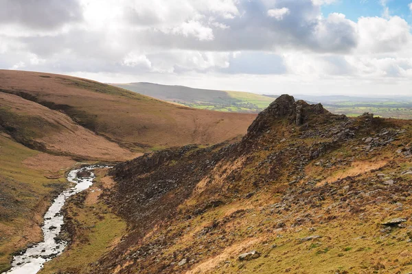 Tavy Cleave gorge förbises av Tavy klyva Tor, nationalparken Dartmoor, Devon, Storbritannien — Stockfoto