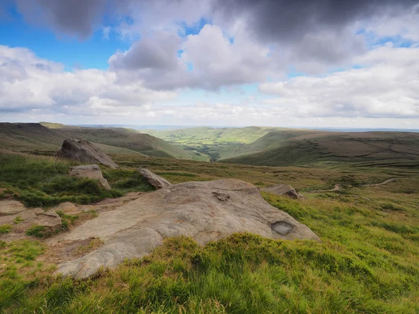 Med utsikt över Edale dalen på Kinder platån på Pennine Way, Peak District, Storbritannien — Stockfoto
