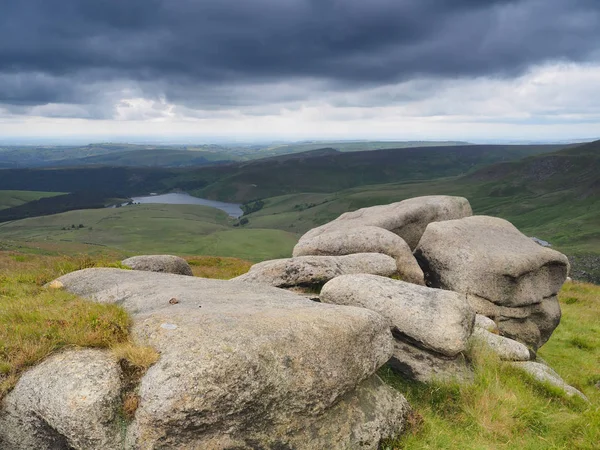 Affacciato Kinder Reservoir sulla Pennine Way con nuvole di tempesta scure sopra la testa, Peak District, Regno Unito Foto Stock Royalty Free