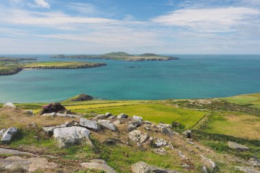 Carn Llidi St Davids 'den görüntü Ramsey Adası, Pembrokeshire, Galler' e doğru gidiyor.