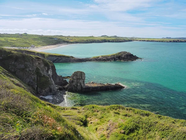 Vista desde el camino en la península de St Davids sobre Whitesands Bay, Pembrokeshire, Gales —  Fotos de Stock