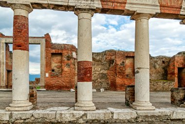 Forum Romanum civarındaki Pompeii antik Roma kenti arkeolojik alanında Naples İtalya kalıntıları 