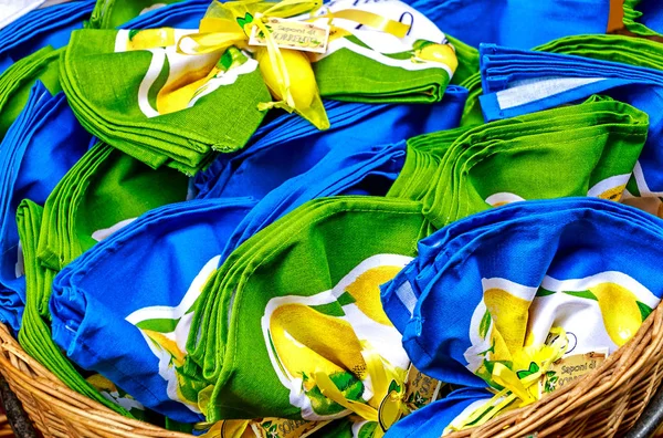 五颜六色的厨房毛巾和肥皂海和柠檬相关的阿马尔菲海岸纪念品 意大利 — 图库照片