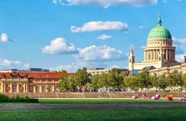 Potsdam, Almanya-Temmuz 25, 2018: En eski film Müzesi Almanya'da Kraliyet ahırları Eski Şehir Sarayı ve St. Nikolaikirsche, kubbe şehir merkezinde her yönden gelen görünür ile.