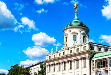 Potsdam, Almanya-Temmuz 25, 2018: Barberini Sarayı Sanat Müzesi Eski Pazar - binasında bir sene 2017 - ağır parçalar cephe dışında ikinci Dünya Savaşı sırasında hasar.