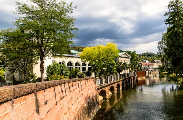 Saale - Bavaria, Almanya için Bad Kissingen Nehri'nin kıyısında pitoresk dünya ünlü sağlık resort