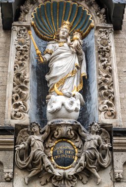 Koblenz şehir merkezindeki Liebfrauenkirche. Mary ve niş figürü ile ana portal.