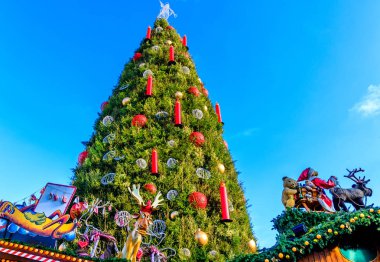 Noel ağacı Dortmund'daki eski pazar yeri (Alter Markt), Almanya üzerinde şehrin kalbinde yer