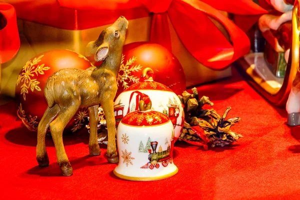 Kézzel Festett Karácsonyi Kerámia Vörös Háttérben Karácsonyi Elrendezése — Stock Fotó
