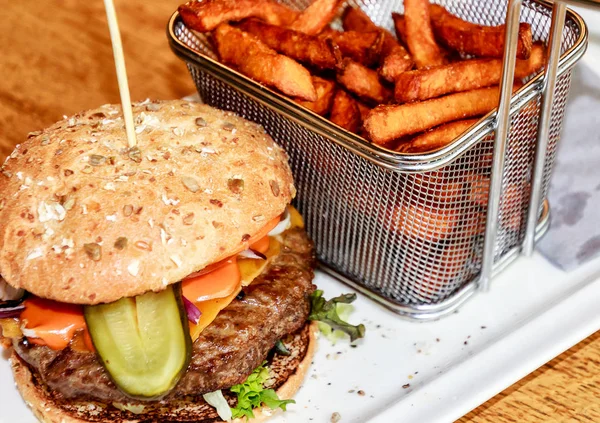 Sabroso Queso Hamburguesa Con Patatas Fritas Dulces Caseras Una Pequeña —  Fotos de Stock