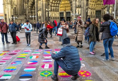Köln, Almanya-Aralık 13, 2018: Street resim Köln Katedrali önünde.  