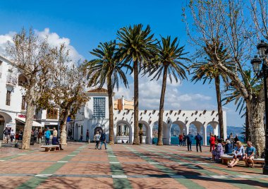 Nerja, Ispanya-Mart 23, 2019: Costa del Sol üzerinde Balcon de Europa, Malaga Province, Ispanya