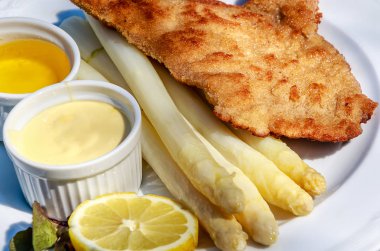 Taze kuşkonmaz, hollandaise sosu ve sıvı tereyağlı dana eti.
