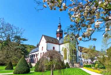 Avrupa'da ortaçağ manastır mimarisinin en etkileyici anıtlarından biri eski Sarnıç manastırı Kloster Eberbach - Rheingau, Hesse, Almanya'daki Sarnıç rahiplerinin mistik mirasıdır.