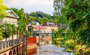 Saale - Bavaria, Almanya için Bad Kissingen Nehri'nin kıyısında pitoresk dünya ünlü sağlık resort