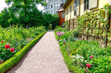 Weimar, Almanya-24 Mayıs 2019: Goethes Garden - Bahçe, Goethes'in eşi Christiane Vulpius tarafından eve meyve ve sebze sağlamak için kullanıldı. Zaman zaman, Goethe de burada botanik deneyler yaptı. 