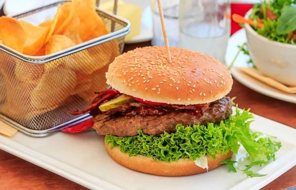 Smakfull Hamburger Med Hjemmelagde Chips – stockfoto