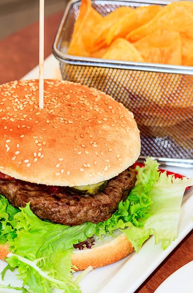 Sabrosa Hamburguesa Con Patatas Fritas Caseras —  Fotos de Stock