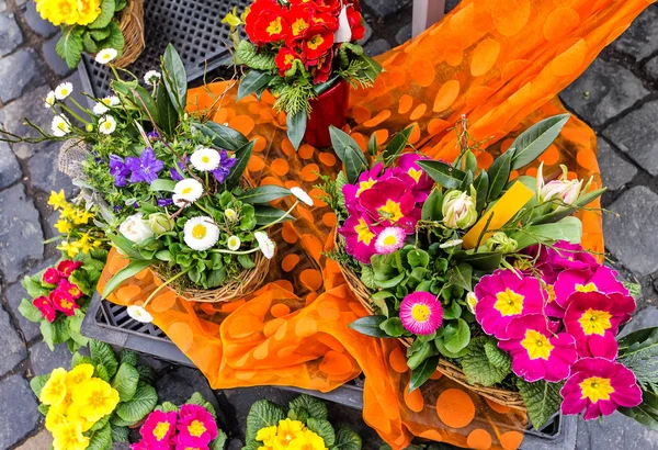 Nakupování Barevných Jarních Květin — Stock fotografie