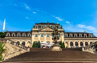 Fulda, Almanya - Kale bahçesinde Flora vazosu olan turuncu teras. 